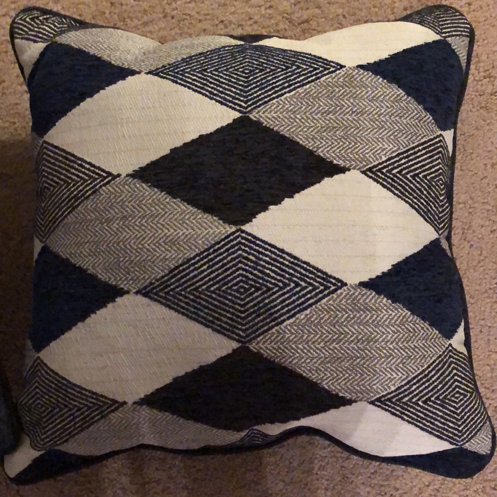 2 pillows - Picture 2 of 3